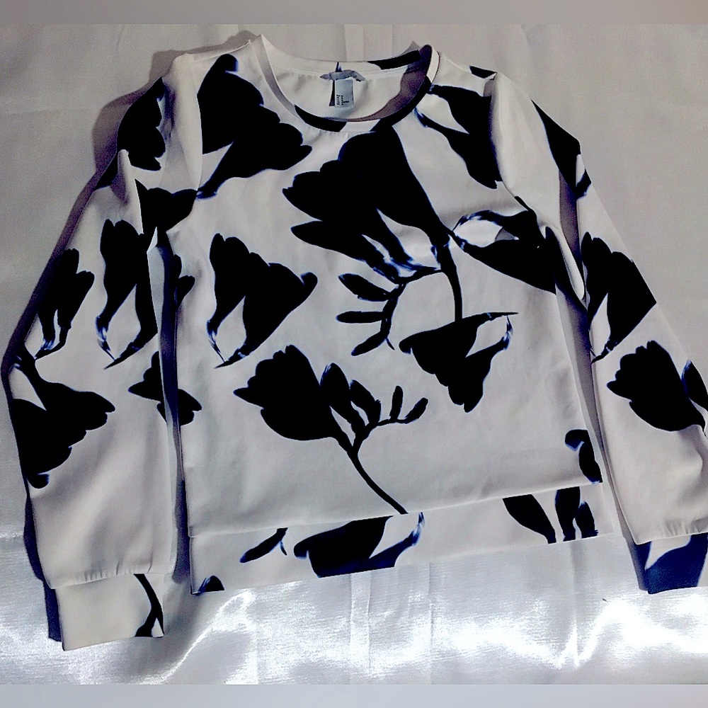 Womenswear’s H&M top great condition great for spring